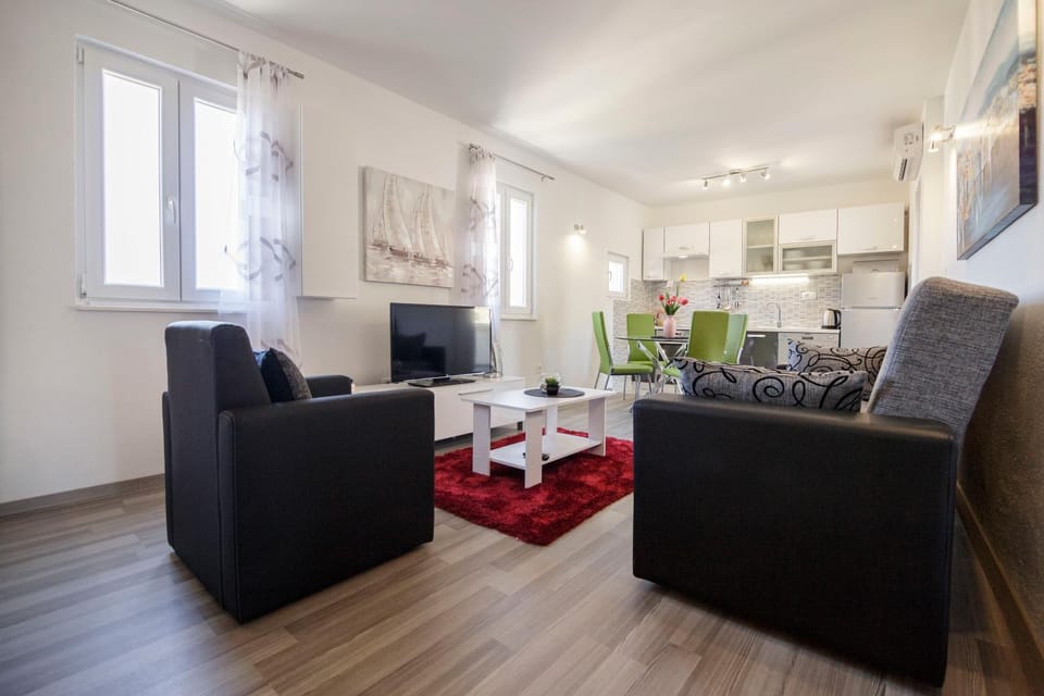 TV and multimedia, Kitchen or kitchenette, Living room, Seating area, Dining area