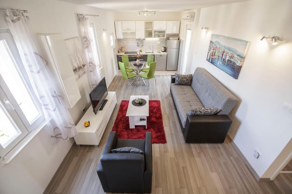 TV and multimedia, Kitchen or kitchenette, Living room, Seating area, Dining area