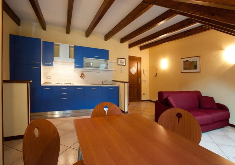 Kitchen or kitchenette, Seating area