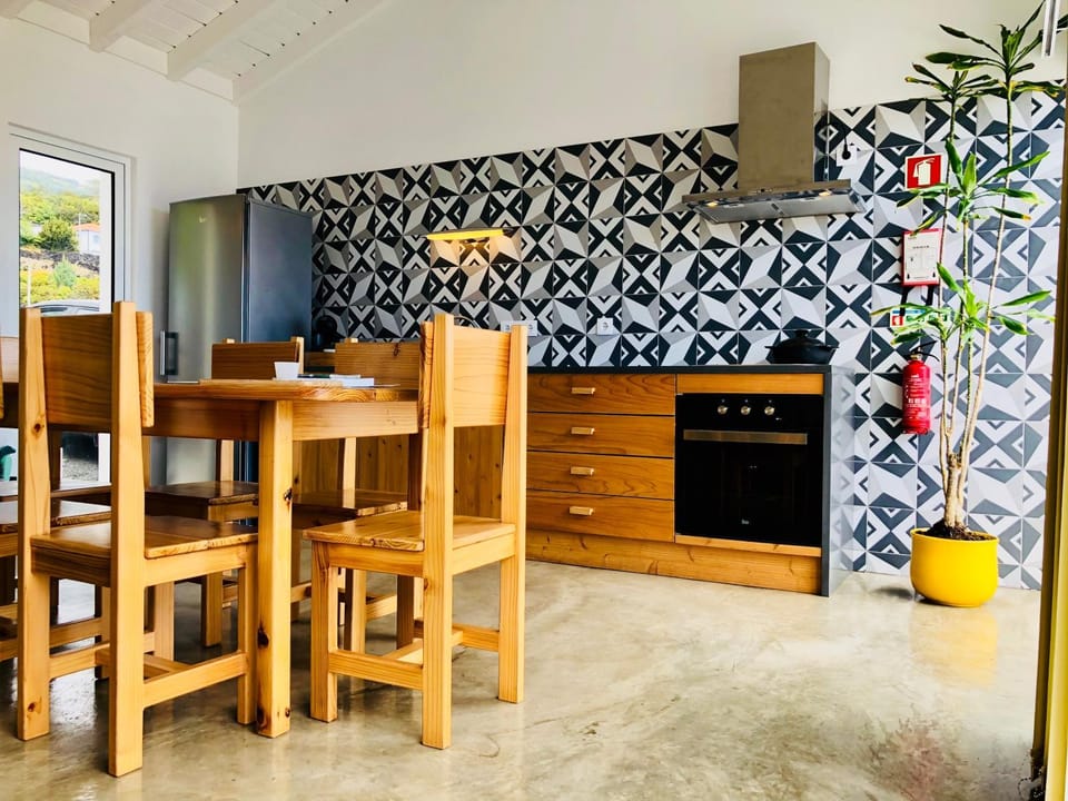 Coffee/tea facilities, Kitchen or kitchenette, Dining area