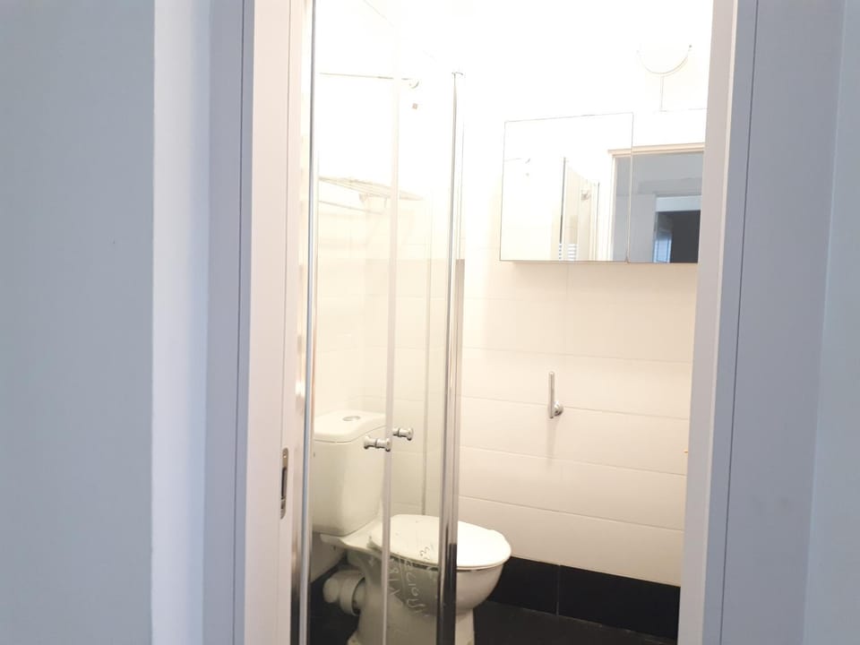 Shower, Toilet