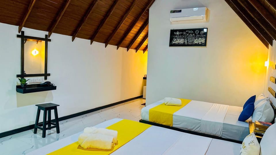 Bed, TV and multimedia, Photo of the whole room, Bedroom, towels