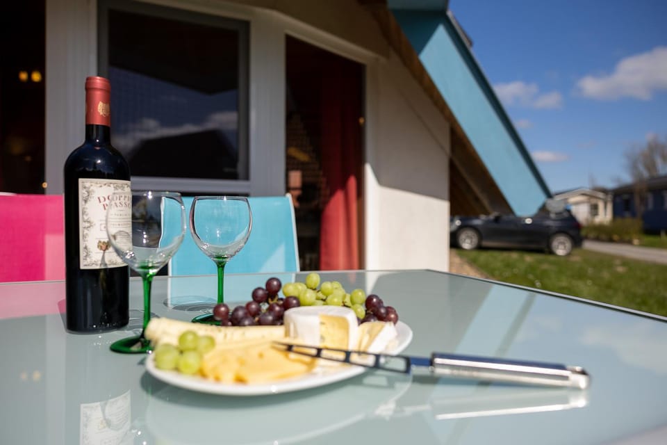 Property building, Balcony/Terrace, Food and drinks