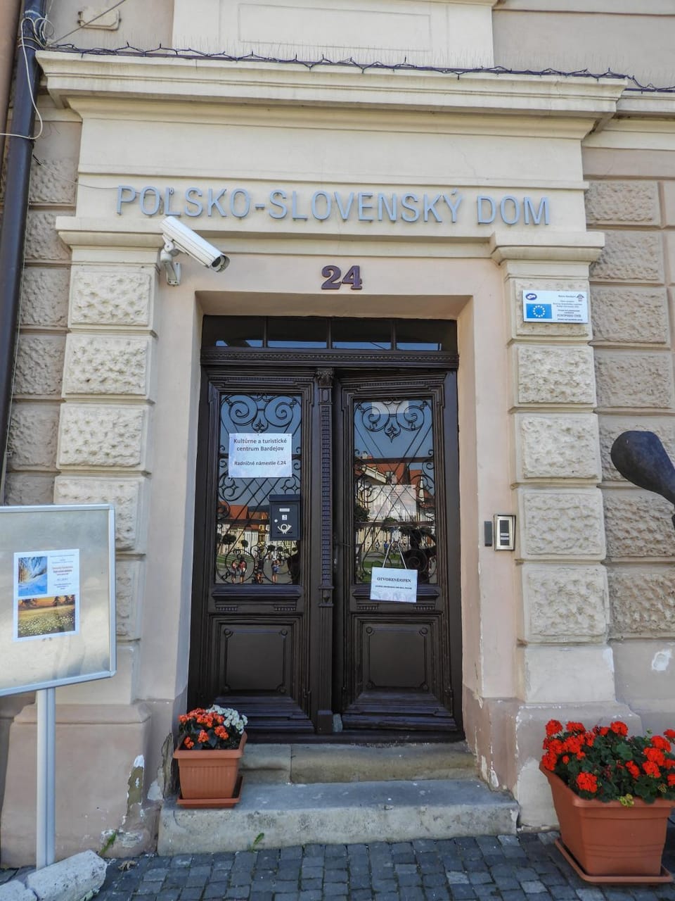 Facade/entrance