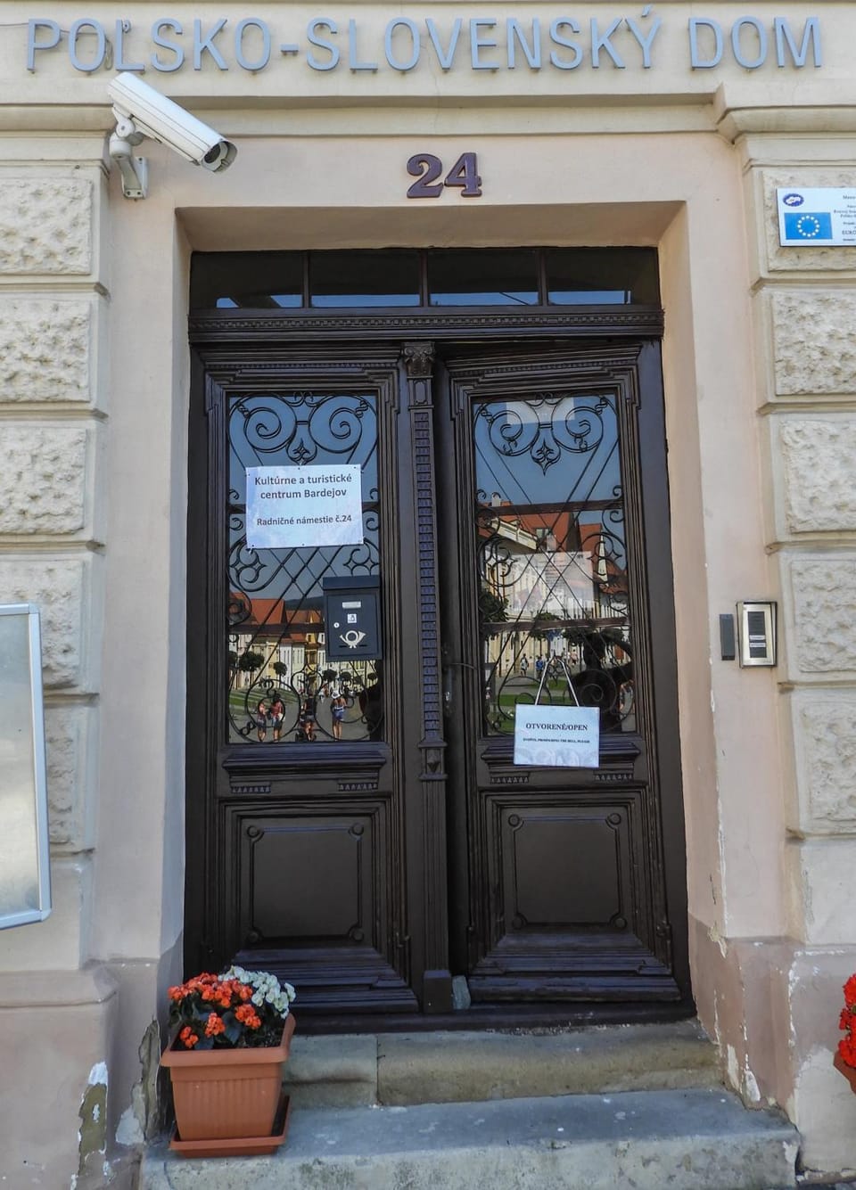 Facade/entrance