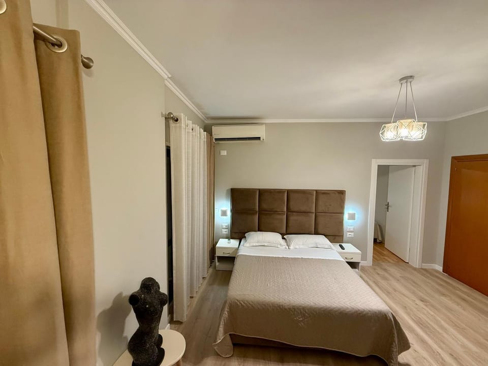 Property building, Bed, Photo of the whole room, Bedroom, wardrobe, air conditioner