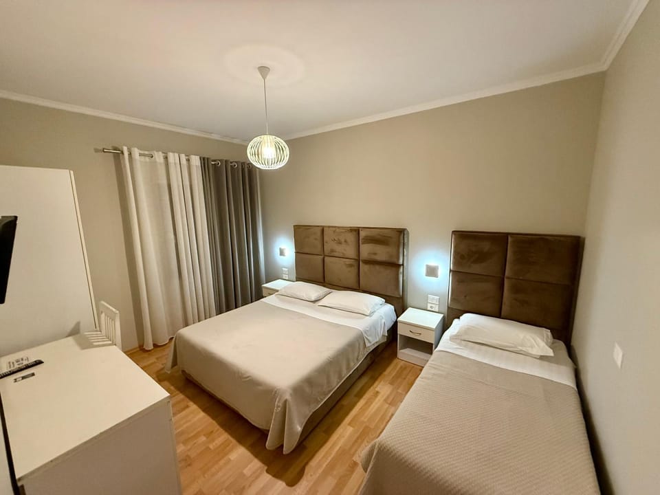 Property building, Bed, TV and multimedia, Photo of the whole room, Bedroom, hair dresser, air conditioner