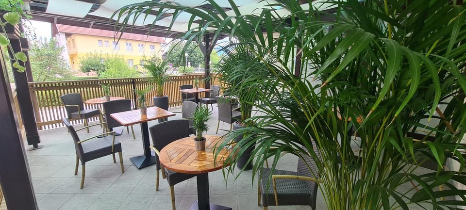 Patio, Lounge or bar