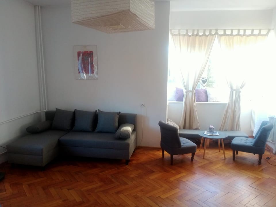 Communal lounge/ TV room, Bed, Living room