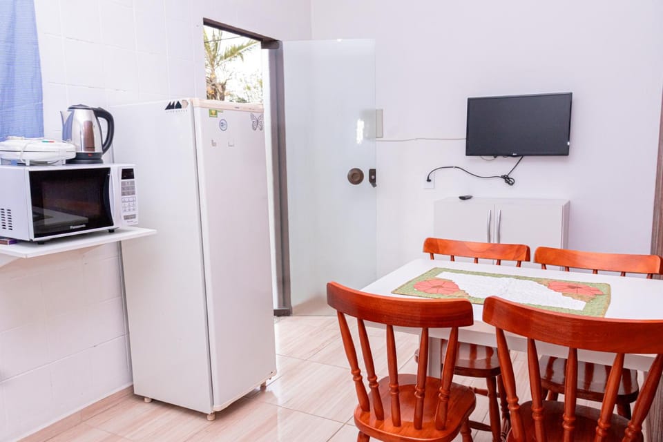 Kitchen or kitchenette, Dining area, minibar, pet friendly, stove
