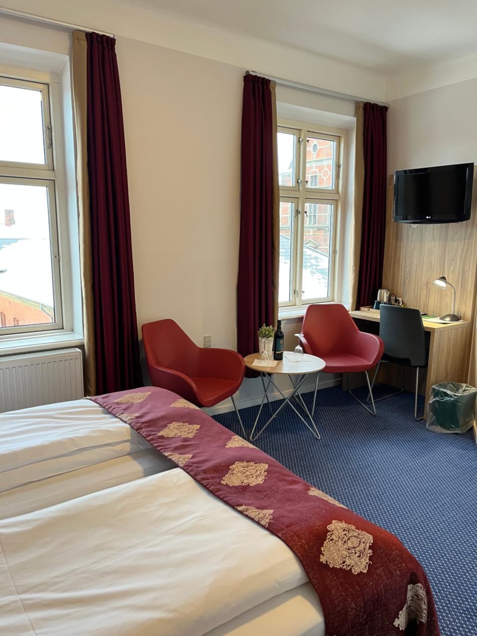 Bed, Photo of the whole room, Bedroom, Drinks, Alcoholic drinks