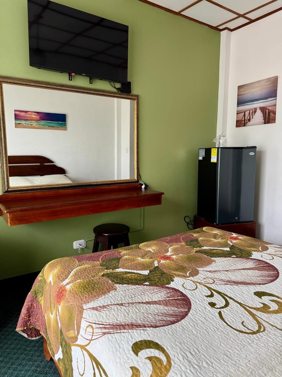 Bed, TV and multimedia, Photo of the whole room, Bedroom