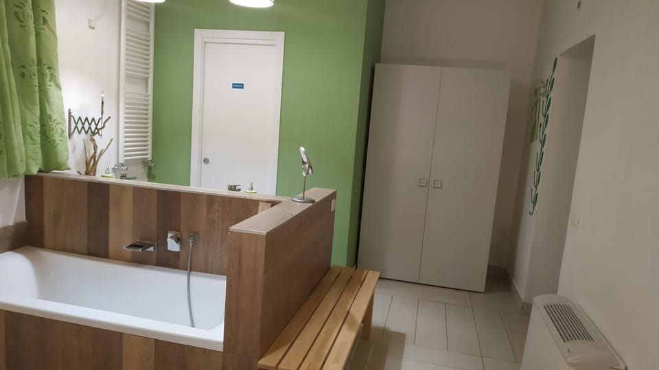 Bath, heating, internet, wardrobe