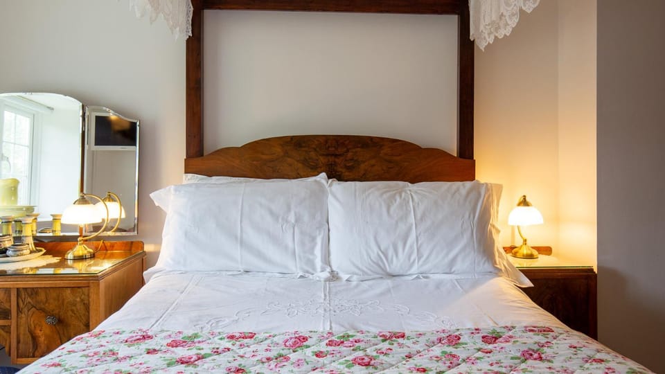 Bed, TV and multimedia, Decorative detail, Bedroom, wardrobe