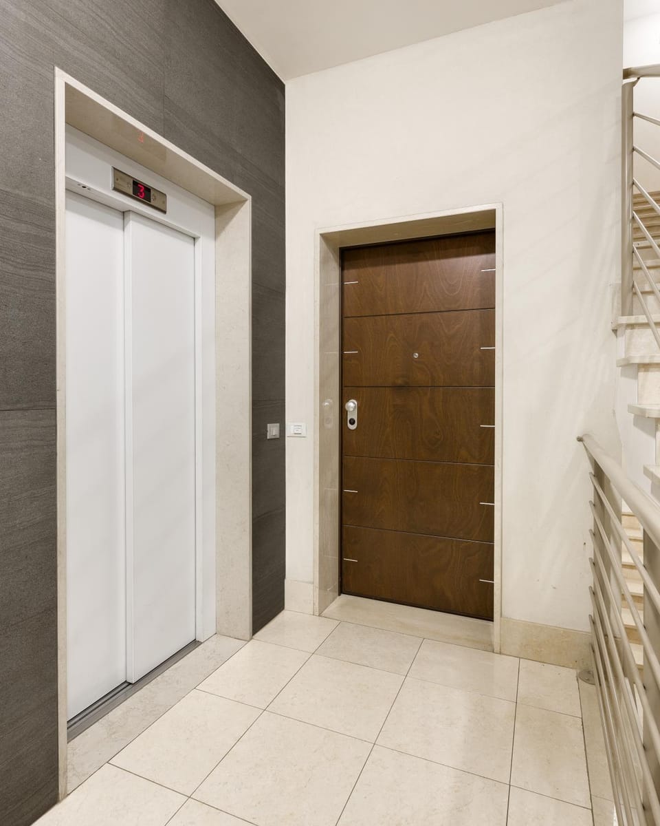Facade/entrance, elevator