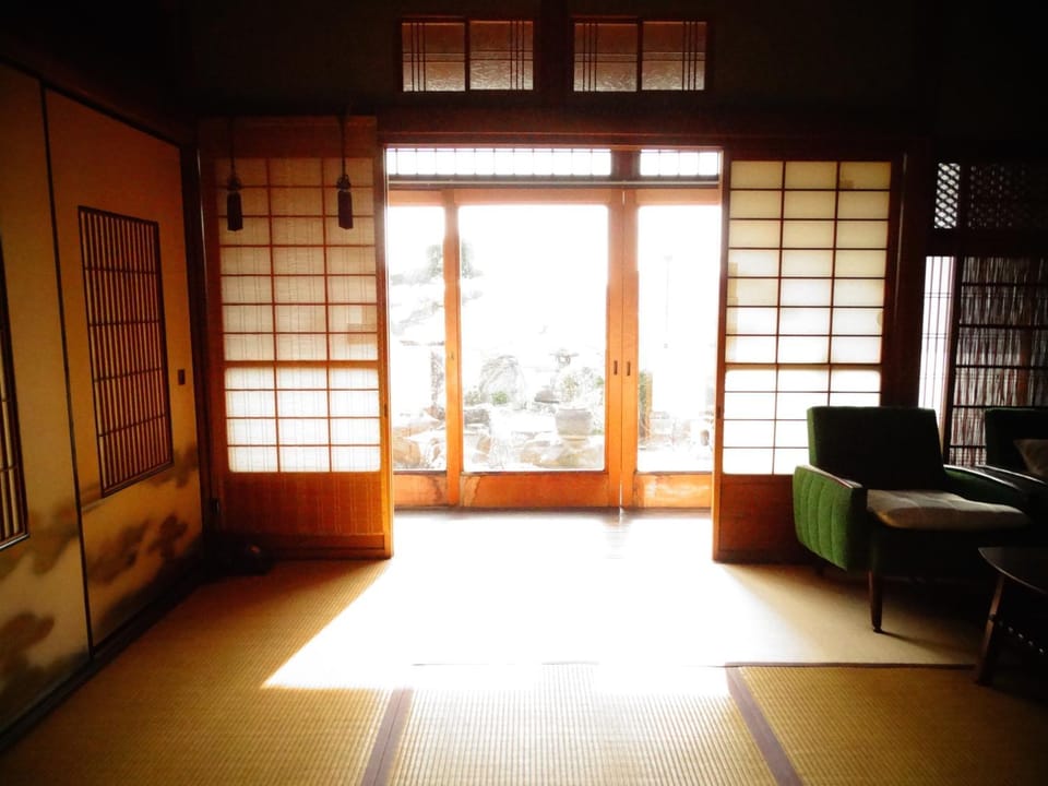 Photo of the whole room, Decorative detail, Garden view