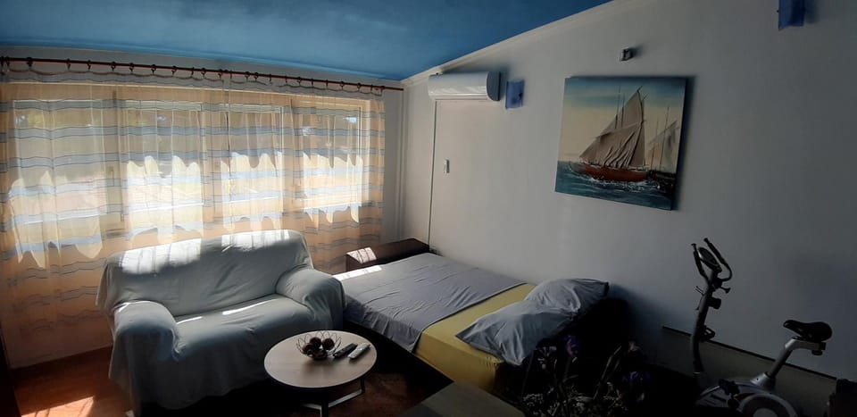 Bed, Living room