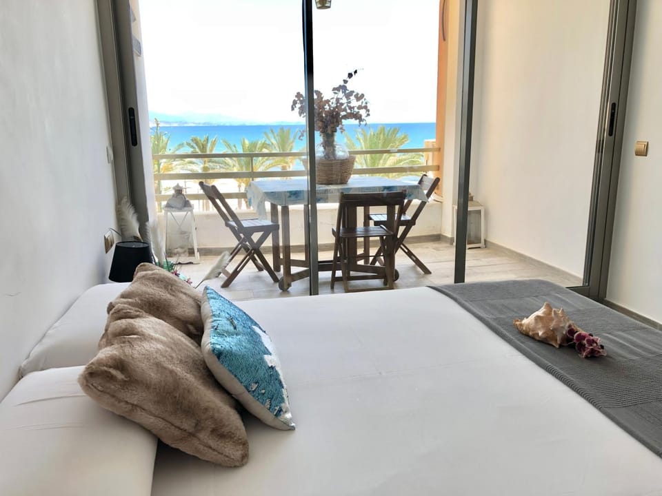 Bed, Natural landscape, View (from property/room), Balcony/Terrace, Living room, Photo of the whole room, Seating area, Dining area, Bedroom, Sea view, towels