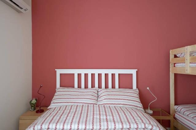 Spring, Bed, People, Winter, Summer, Bedroom, Autumn, Guests, Guests, Seasons, children, children, young children, young children, older children, older children, group of guests, group of guests, bunk bed, Family, Family
