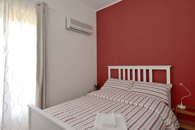 Bed, People, Bedroom, Guests, Guests, children, children, young children, young children, older children, older children, group of guests, group of guests, Family, Family