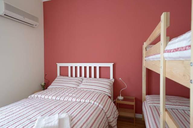 Bed, People, Bedroom, Guests, Guests, children, children, young children, young children, older children, older children, group of guests, group of guests, bunk bed, Family, Family