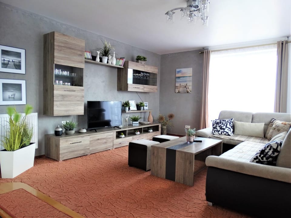 Communal lounge/ TV room, Nightclub / DJ, TV and multimedia, Living room, Lounge or bar, Seating area