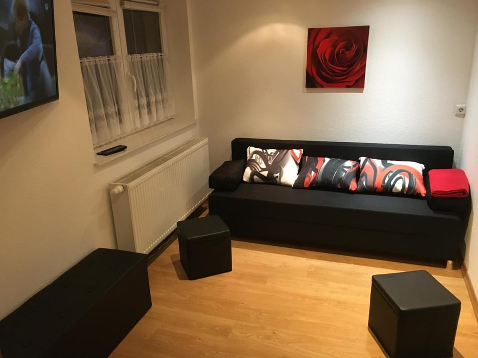 Bed, Living room, Photo of the whole room, Seating area