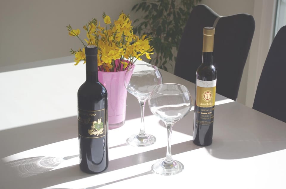 Kitchen or kitchenette, Dining area, Alcoholic drinks