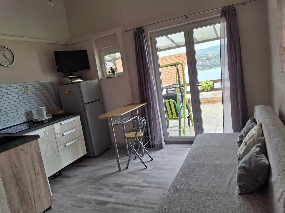 TV and multimedia, Kitchen or kitchenette, Living room, Seating area, stove