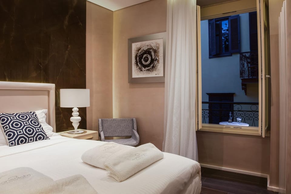 View (from property/room), Balcony/Terrace, Bedroom, City view, Quiet street view