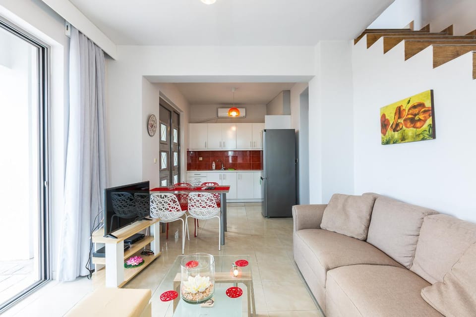 TV and multimedia, Living room, Decorative detail, Seating area, Dining area, oven, stove, air conditioner