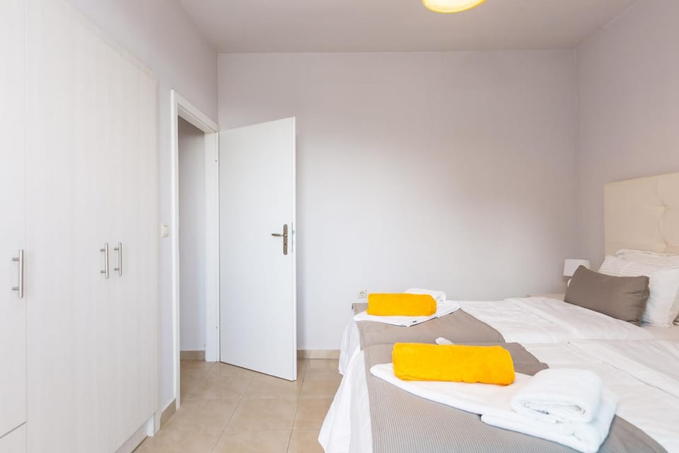 Bedroom, towels, wardrobe