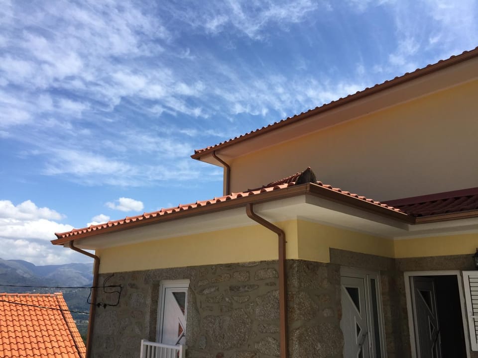 Property building, Facade/entrance, Day, Natural landscape, Balcony/Terrace, Hiking, Mountain view, Sunrise