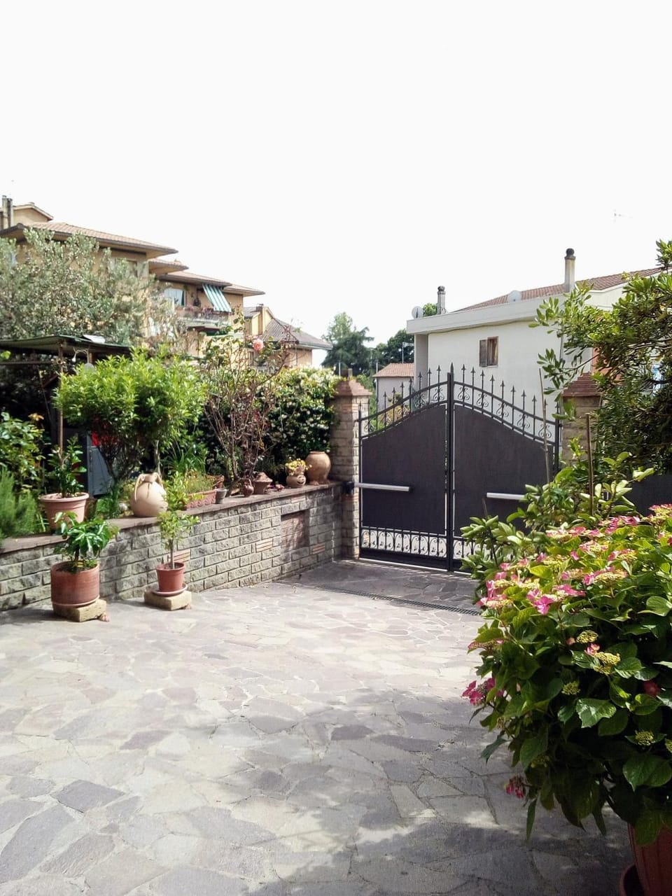 Nearby landmark, Neighbourhood, Natural landscape, BBQ facilities, Garden, Garden, View (from property/room), Other, Decorative detail, On site, City view, Garden view, Landmark view, Street view, Area and facilities, Area and facilities, Quiet street view, Inner courtyard view