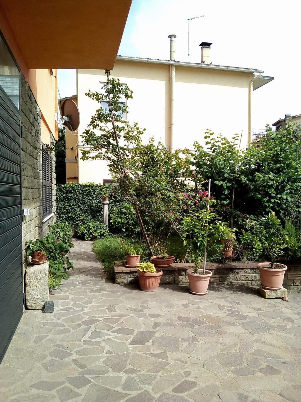 Property building, Facade/entrance, BBQ facilities, Garden, Garden, View (from property/room), Decorative detail, Decorative detail, Floor plan, City view, Garden view, Landmark view, Street view, Area and facilities, Area and facilities