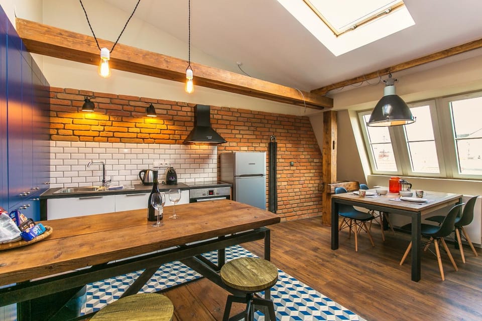 Kitchen or kitchenette, Dining area