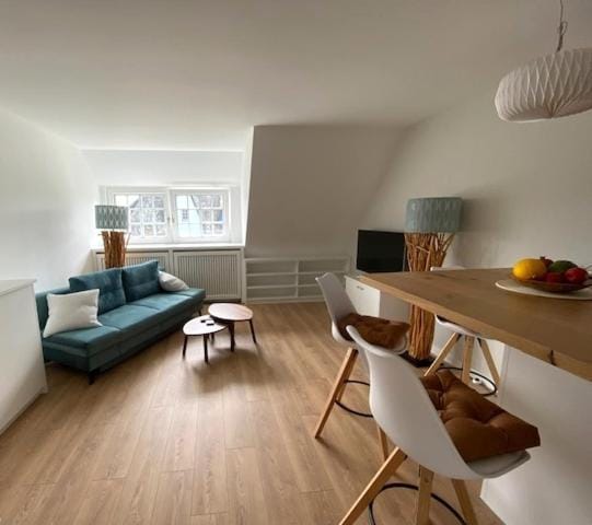 TV and multimedia, Seating area, Dining area