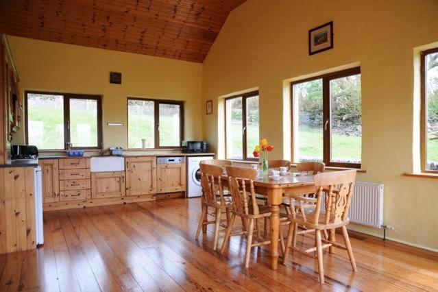 Coffee/tea facilities, Kitchen or kitchenette, Seating area, Dining area