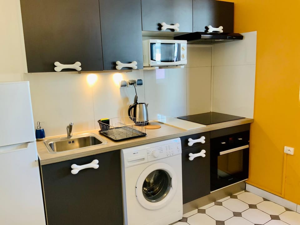 Coffee/tea facilities, Kitchen or kitchenette, microwave, oven, stove, washing machine