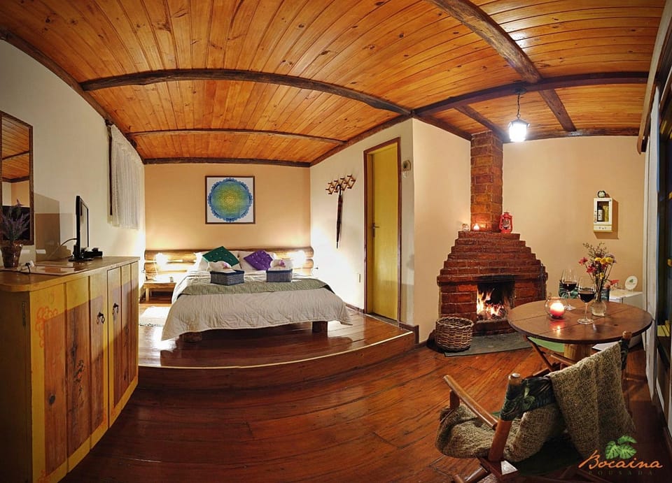Bed, Photo of the whole room, Decorative detail, Dining area, Bedroom, Mountain view
