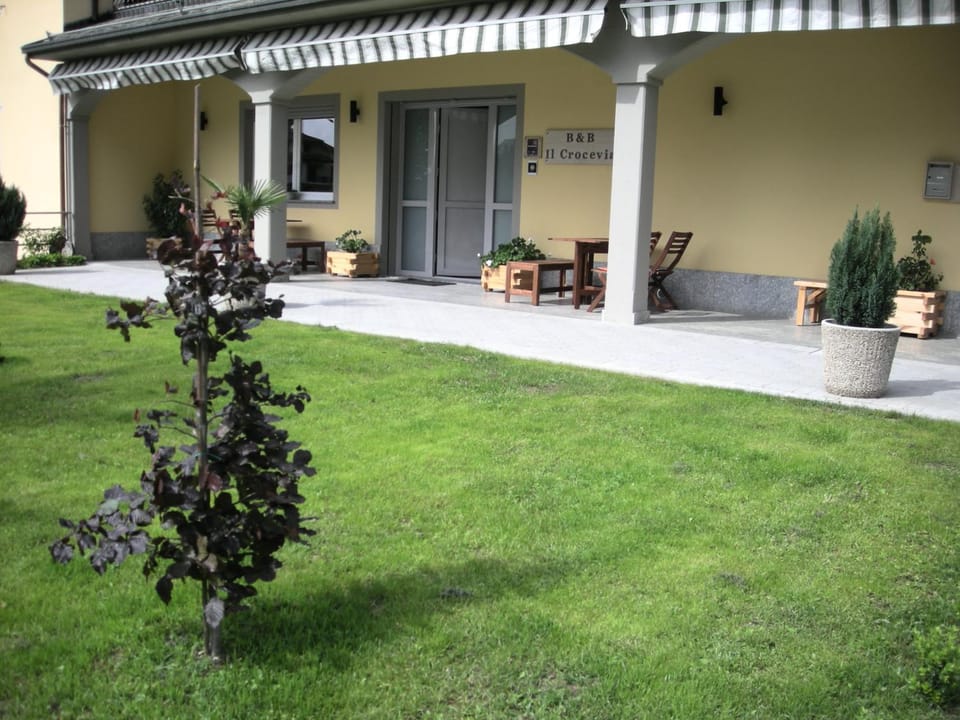 Facade/entrance, Internal: Not applicable to any particular room