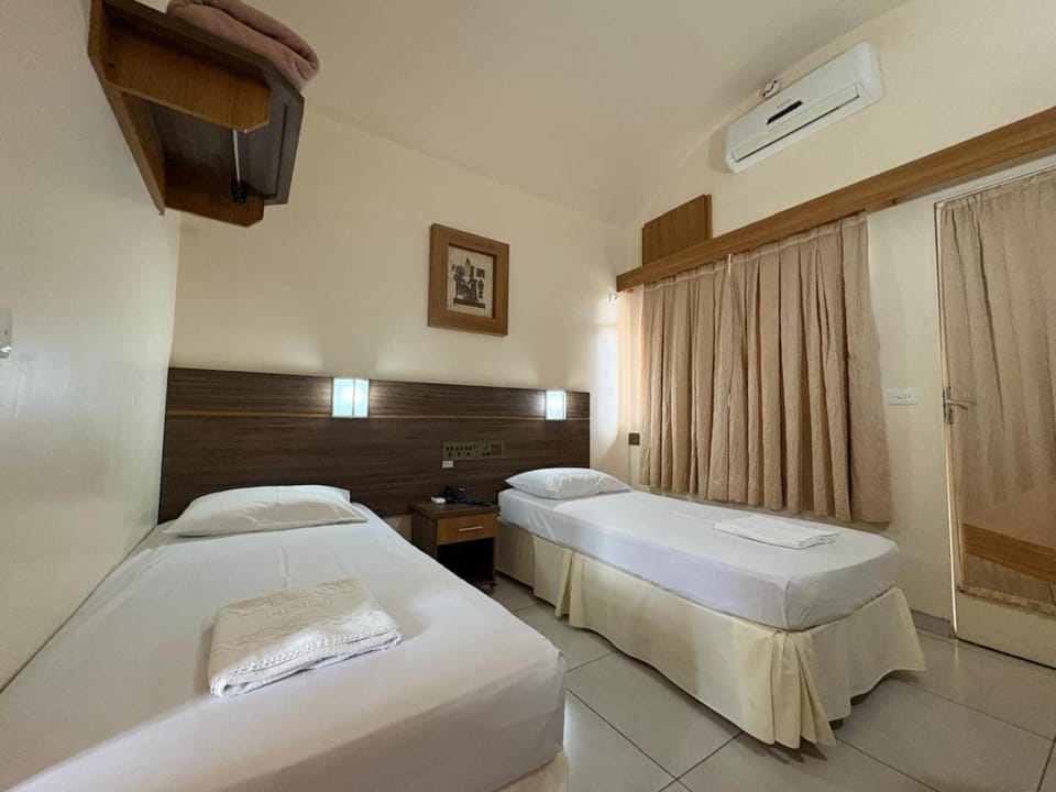 Bed, Photo of the whole room, air conditioner