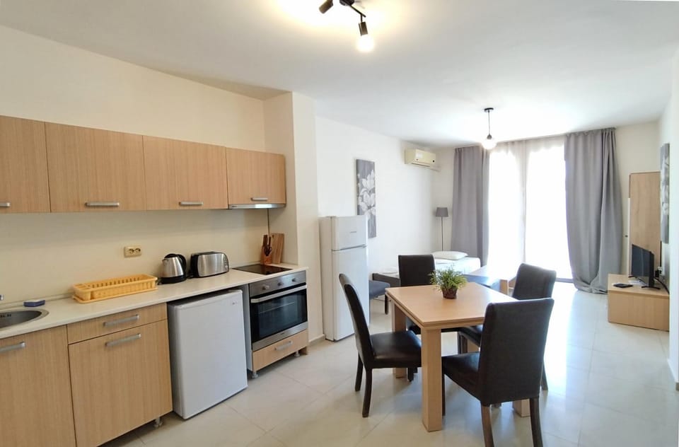 Living room, Dining area, oven, toaster