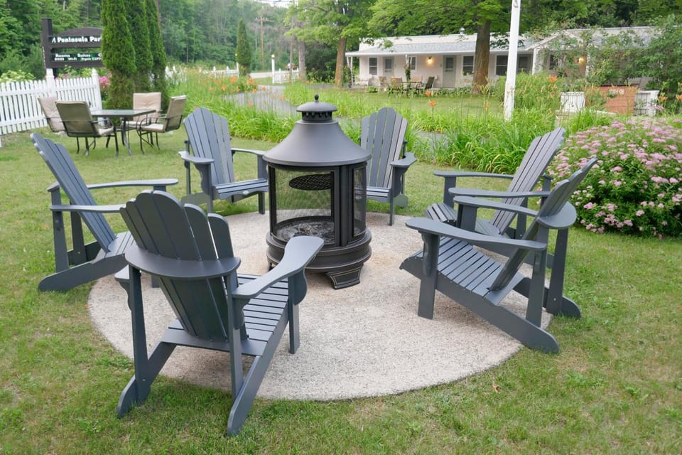 Seating area, Area and facilities