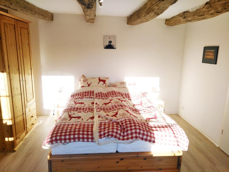 Photo of the whole room, Bedroom