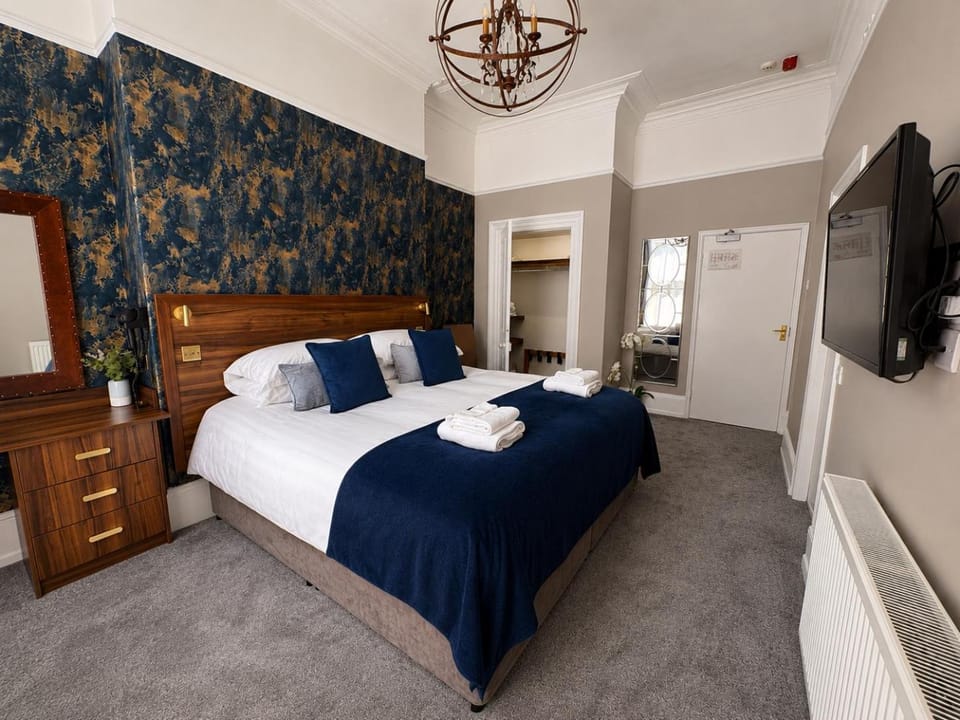 Bedroom, towels, wardrobe