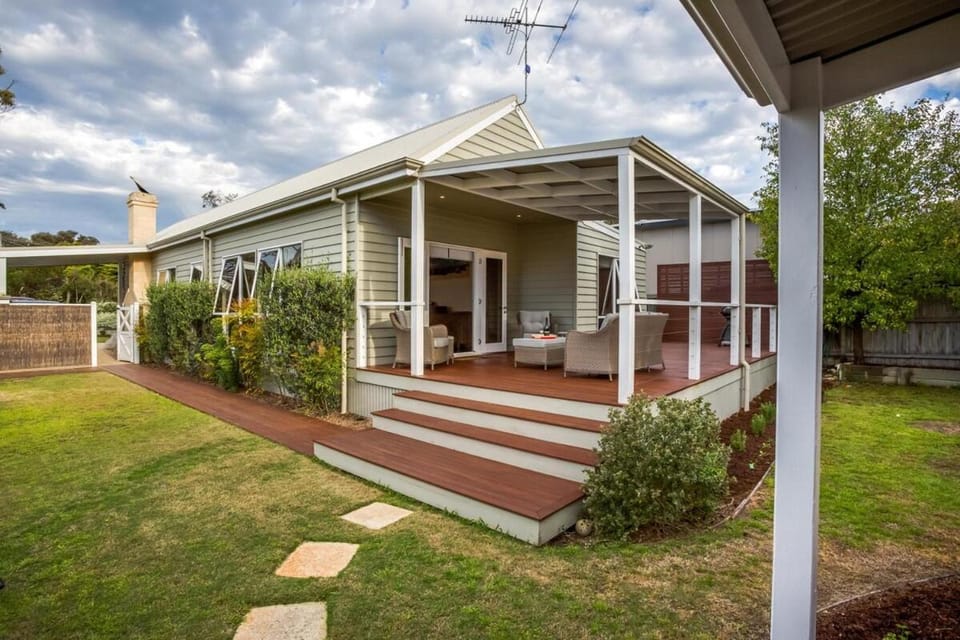 Cute Cottage on Cain - beach at end of street House in Melbourne