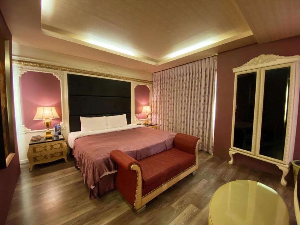 Bed, TV and multimedia, Living room, Photo of the whole room, Bedroom