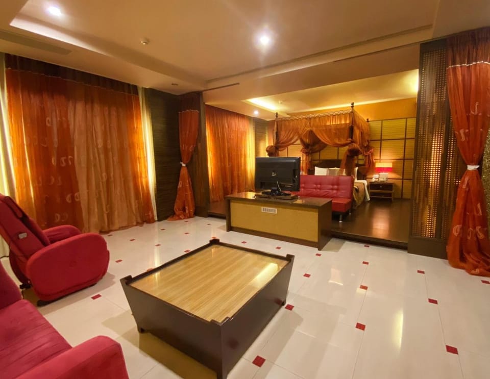 Bed, TV and multimedia, Living room, Photo of the whole room, Bedroom