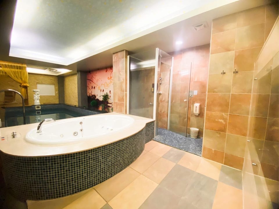 Shower, Hot Tub, Bathroom, Bath